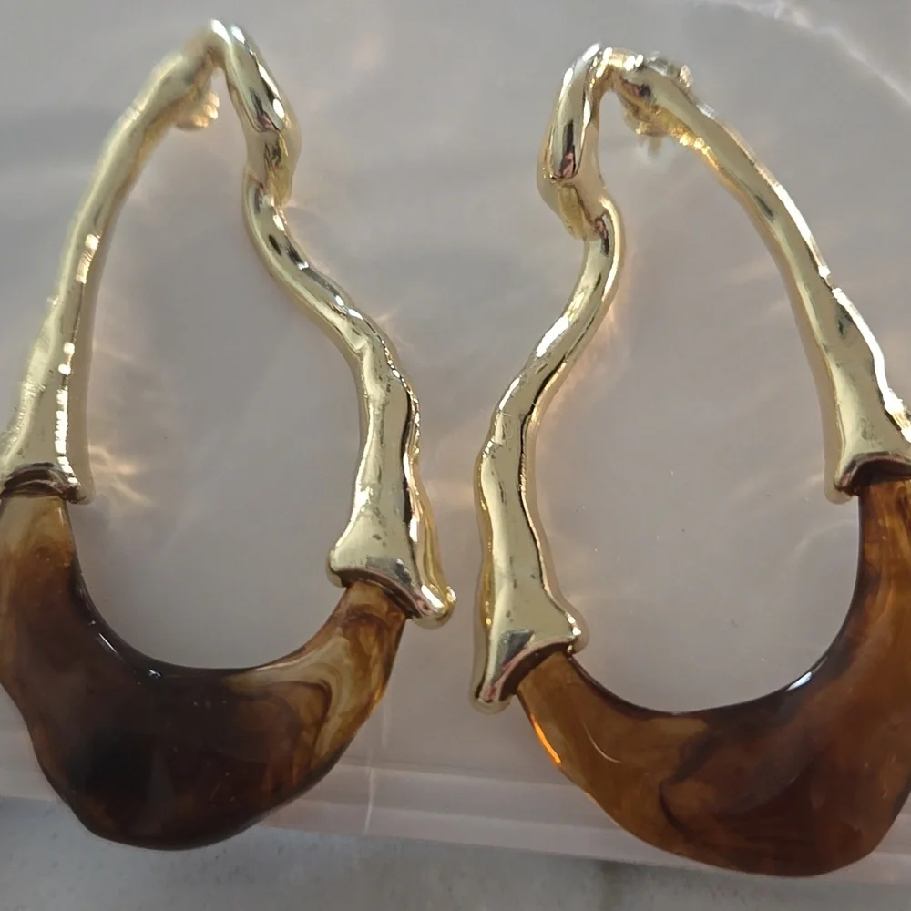 Gold Clear RESIN Lucite Hoop Earrings. Designer LOOKS 4 LESS New Top Seller - Picture 6 of 6